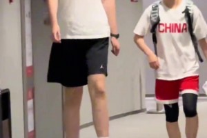 王思雨站在张子宇身边，瞬间变成小孩子 😂