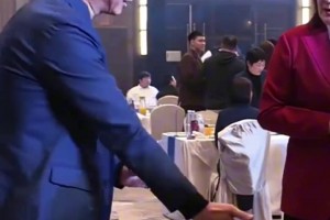 充满喜感！郭士强出席CBA全明星晚宴，谈“抢断”富永启生全过程😂