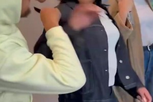 这小两口🤭库里假扮发型师给阿耶莎梳头，结果光速露馅！