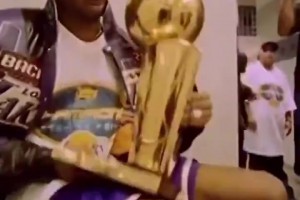 造就传世名画！当年湖人工作人员将奖杯交到科比怀中~